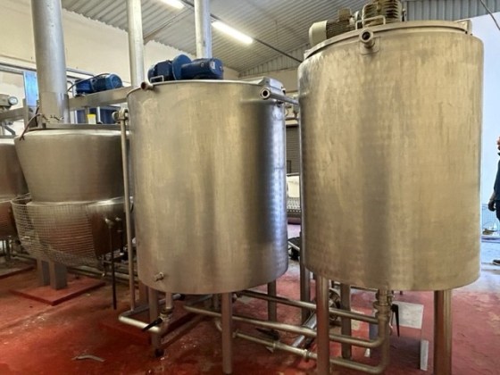 Cooling tanks with mixers Pic 01